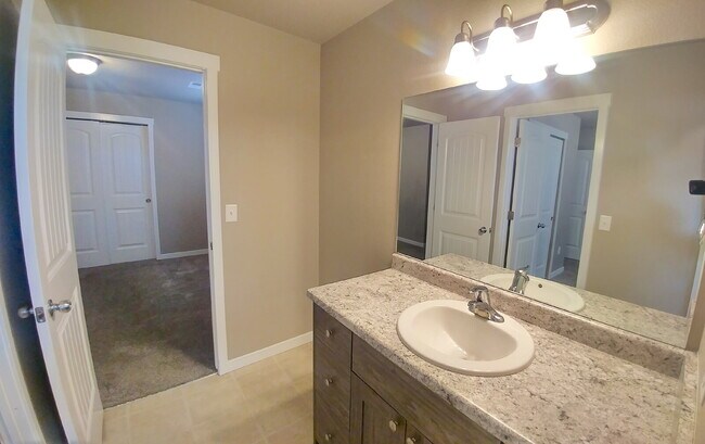 Building Photo - Spacious End Unit - The Townhomes at Bradl...