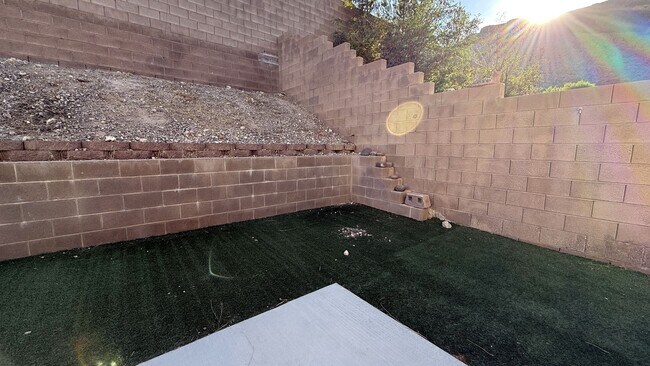 Building Photo - 10631 Streamside Ave