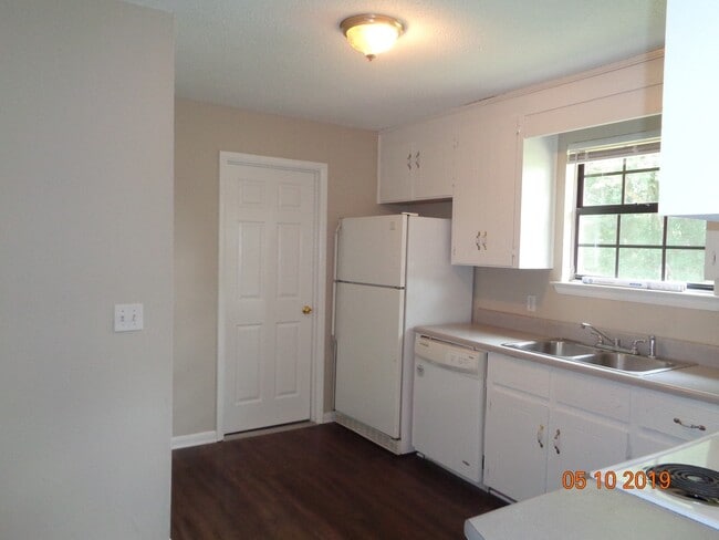 Building Photo - Sellers Court in Level Plains!  Freshly Pa...