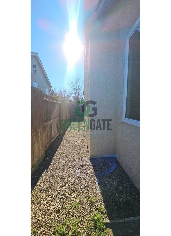 Building Photo - Available Now! 3 Bedroom 2 Bath Spacious Home in Tracy!!