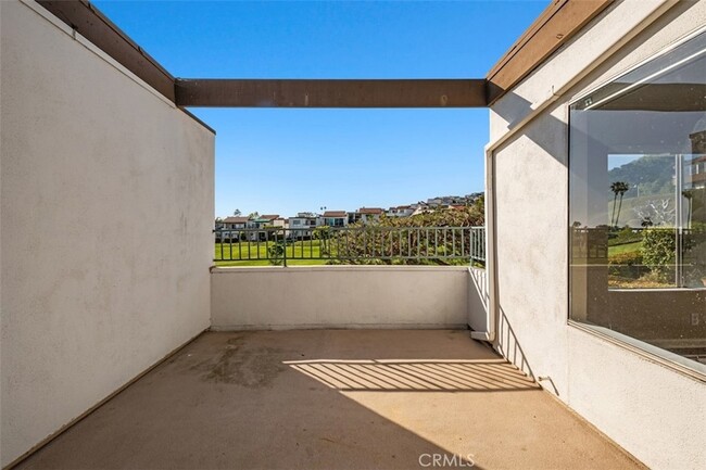 Building Photo - 707 Calle Los Olivos