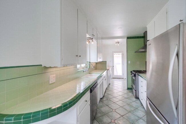 Building Photo - Charming 3 Bedroom Kensington Home