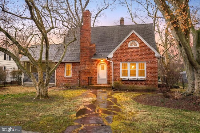 Building Photo - 304 Elm Ave
