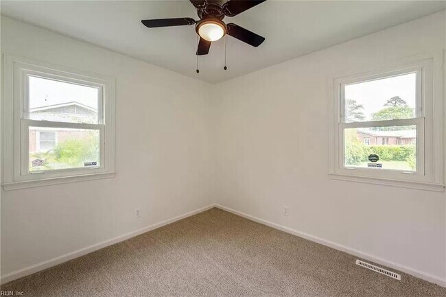 Building Photo - 1613 Loren Cres