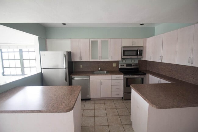 Building Photo - 917 NE 16th Ave