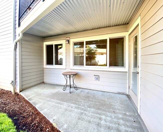 Building Photo - Charming Lake Oswego Unit in Oswego Bay Co...