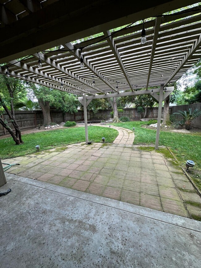 Building Photo - 813 E Mockingbird Ln
