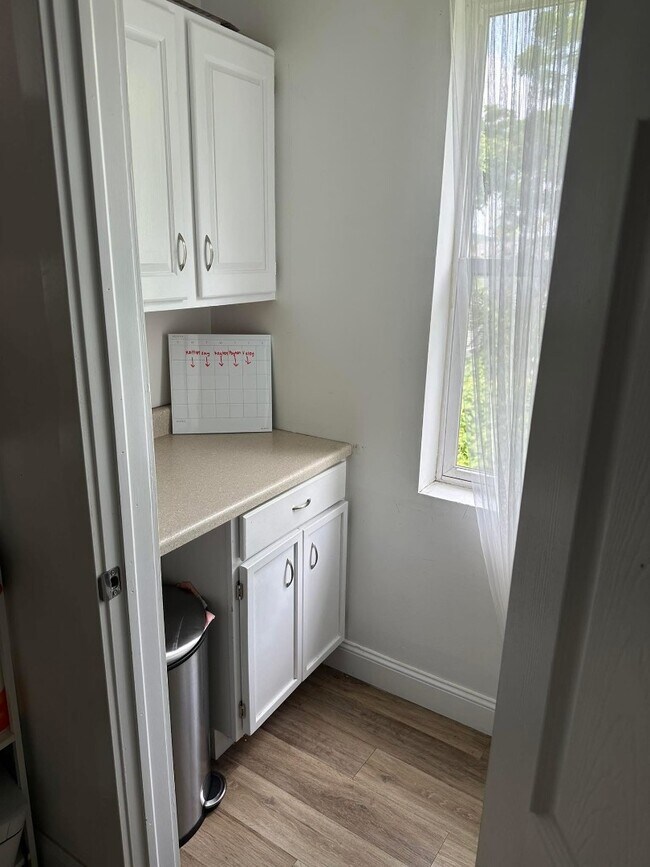 Building Photo - Spacious 5-Bed Home Near UC with In-Unit Laundry