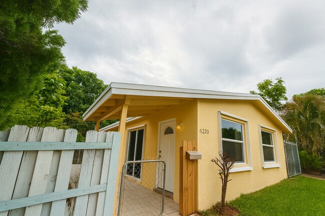Building Photo - Charming 2BR/1BA Apartment in Sunrise – $2...