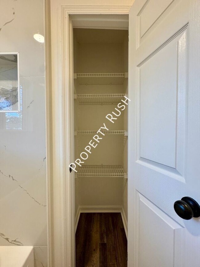 Building Photo - 824 Clift St