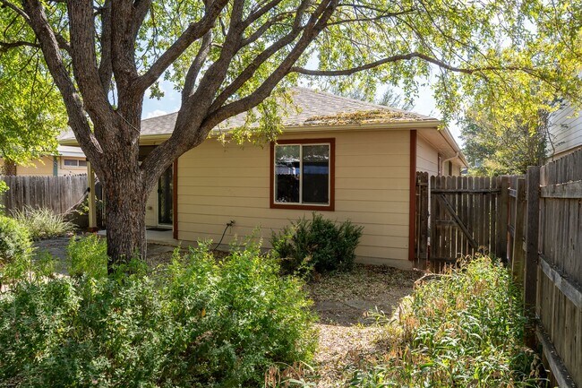 Building Photo - Fully Furnished South Austin Home - Rivers...