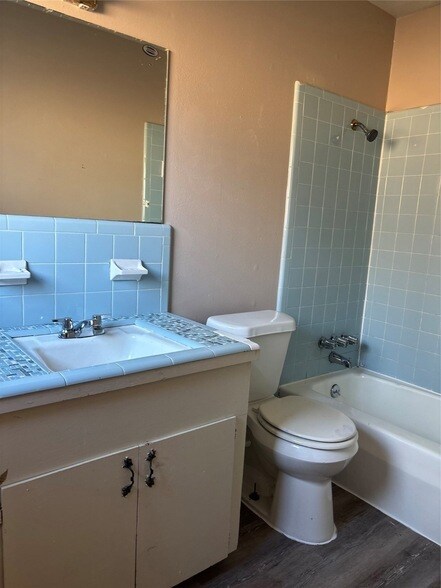 Building Photo - 2114 Yorktown Ct N