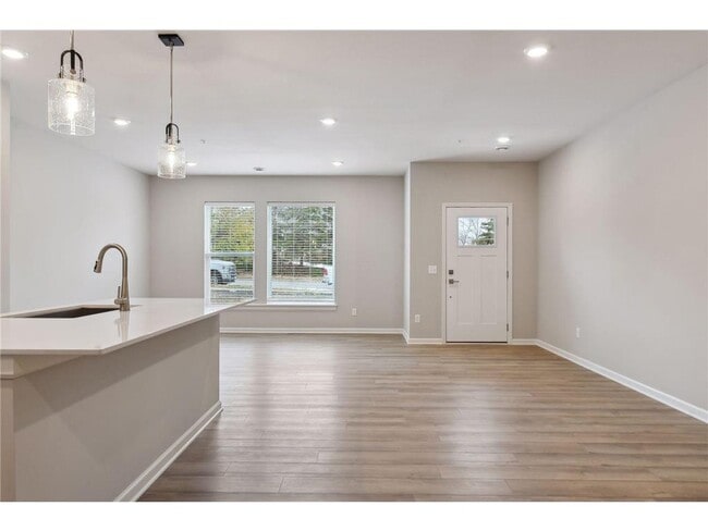 Building Photo - 2438 N Blossom Cir