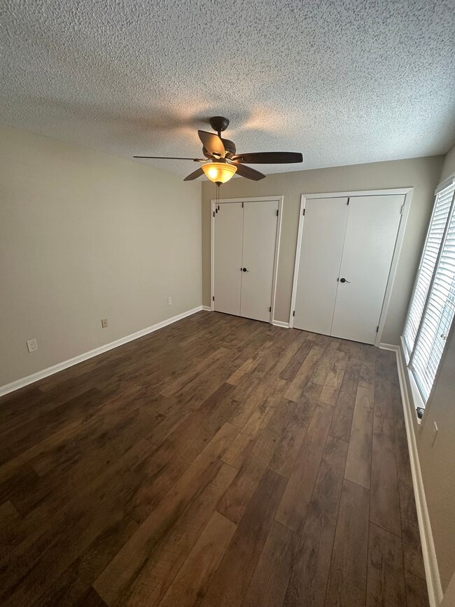 Building Photo - 3BD/2BA Townhouse located in Whispering Oaks!
