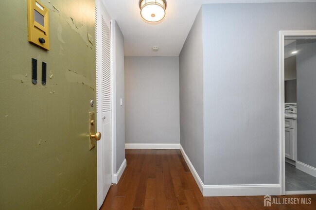 Building Photo - 301 Beech St