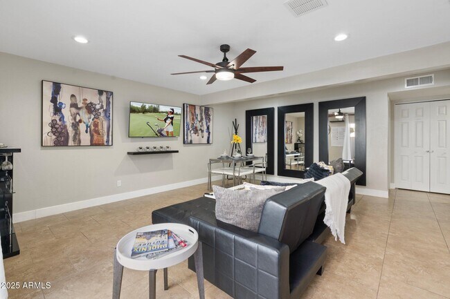 Building Photo - 8570 E Indian School Rd