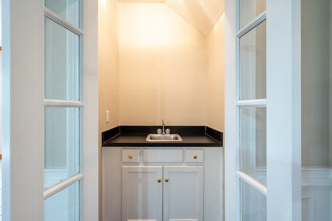 Building Photo - 4135 Knollcrest Cir N