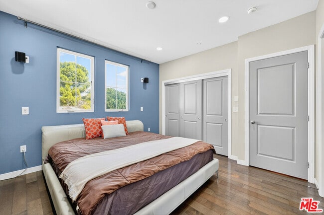 Building Photo - 5933 W Luna Park