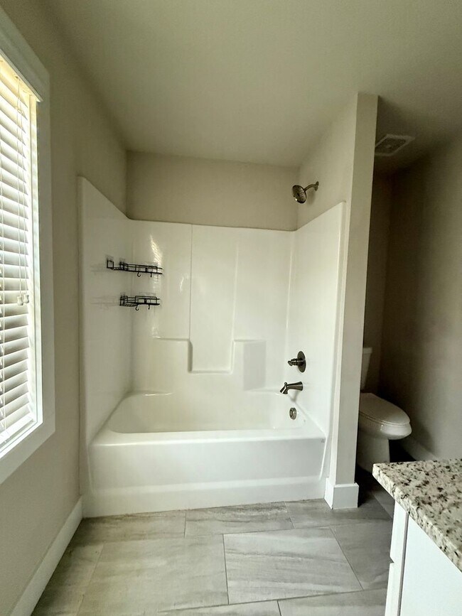 Building Photo - 2 Bed / 2.5 Bath near Lake Lanier