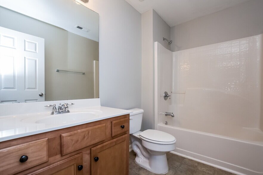 Building Photo - 5 Hill Crest Cir