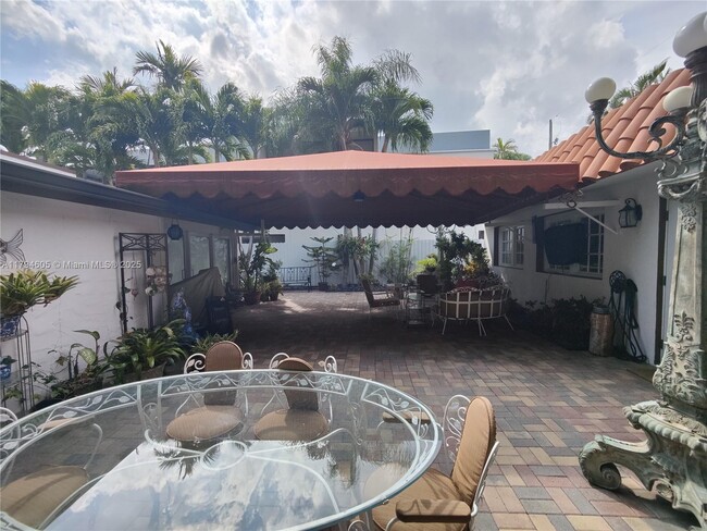 Building Photo - 1823 S Bayshore Ln