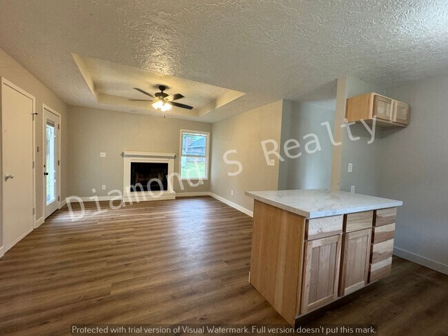 Building Photo - Charming 3 Bedroom Home - Wanda Gray/Cherokee/Kickapoo Schools!