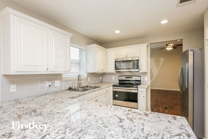 Building Photo - 10901 Braemoor Dr