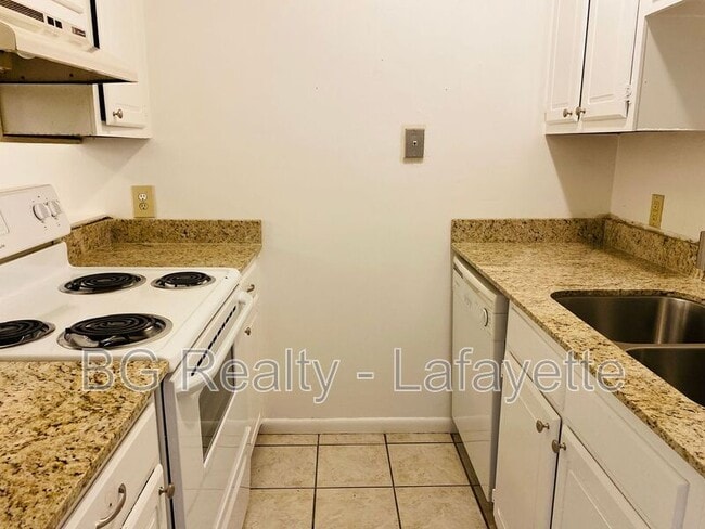 Building Photo - 302 Pillette Rd