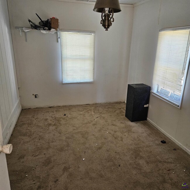 Building Photo - 306 Kingsbury Cir