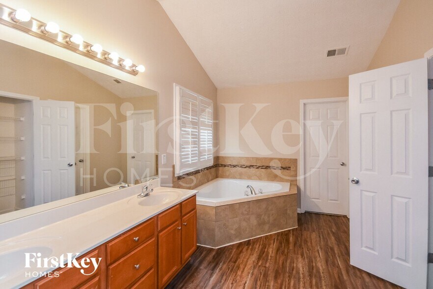 Building Photo - 1425 Hollow Springs Ct