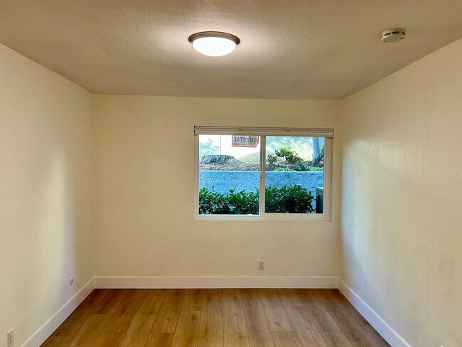 Building Photo - Beautiful finishes, MUST SEE! Renovated 1 bedroom condo in La Jolla Park Villas! Includes 1 COVER...