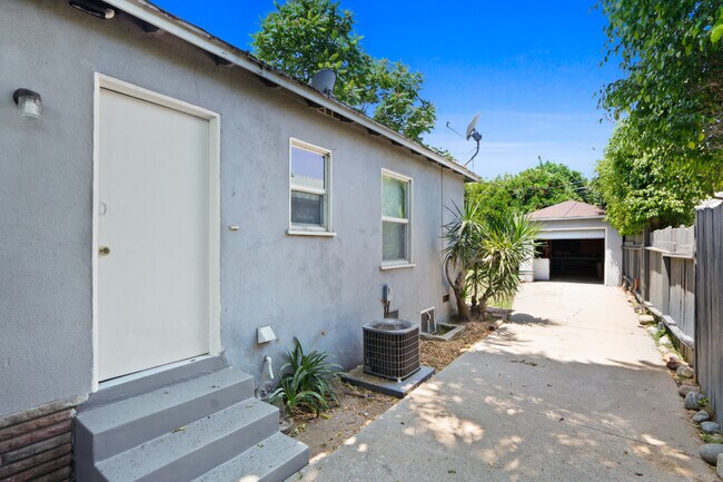 Building Photo - 5107 Enfield Ave