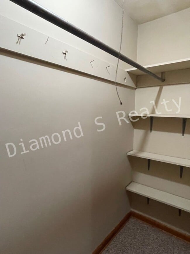 Building Photo - Adorable 2 Bedroom Available Early September!