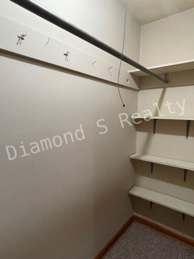 Building Photo - Adorable 2 Bedroom Available Now!