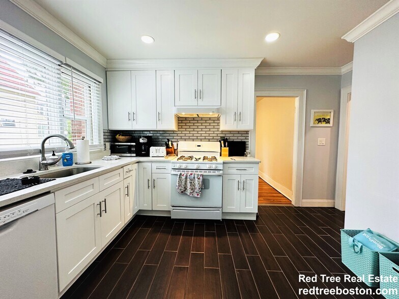 Building Photo - 19 Larose Plz
