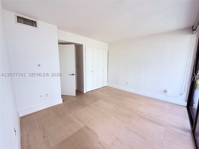 Building Photo - 1450 Brickell Bay Dr