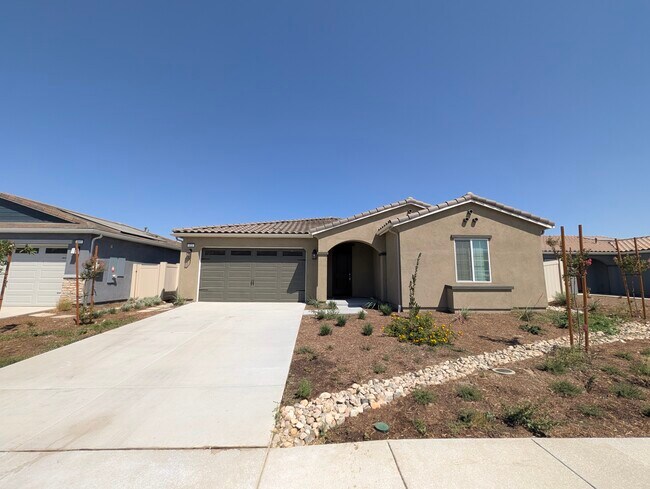 Building Photo - 821 Highlands Dr