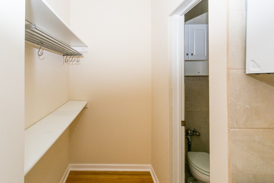 Building Photo - 4232 N Paulina