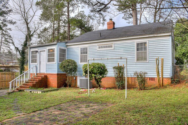 Building Photo - 1019 1/2 Bedford Dr