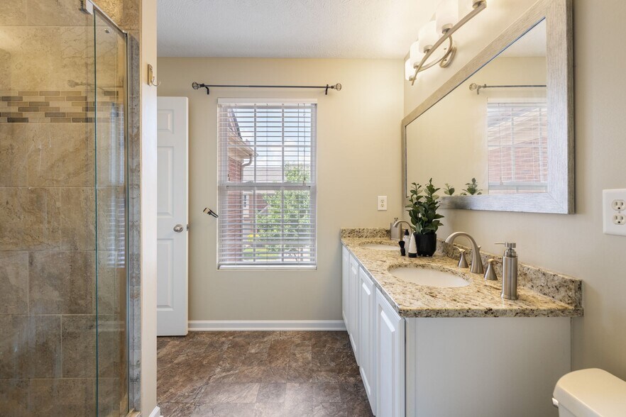 Building Photo - 8104 Valley Oak Dr