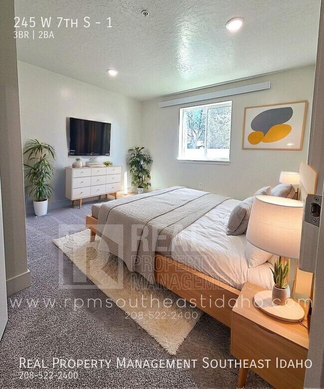 Primary Photo - 245 W 7th S