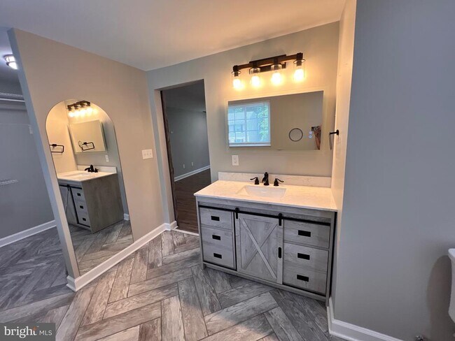 Building Photo - 5925 Vernons Oak Ct