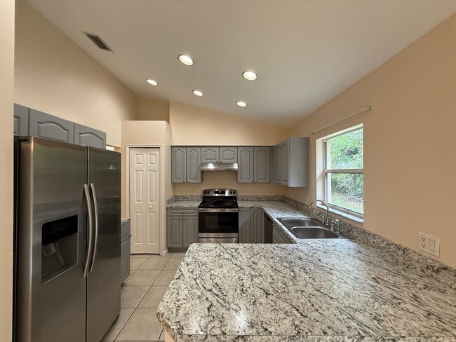 Building Photo - 972 N Fairbairn Dr