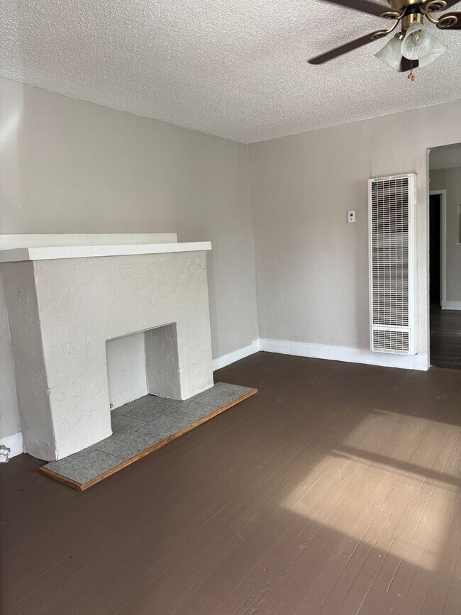 Building Photo - 702 N Buchanan St