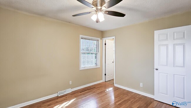 Building Photo - 712 Larry Dr