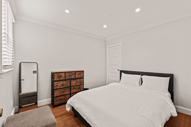 Building Photo - 613 Harvard St NW