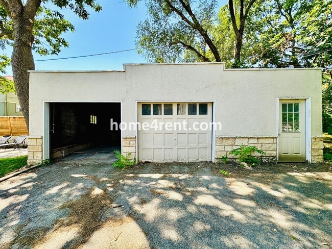Building Photo - First Level Condo, Just Off the Plaza with...