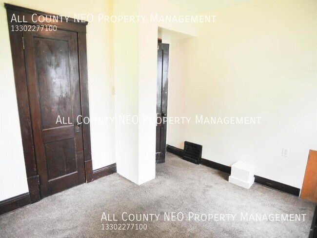 Building Photo - 2 bedroom, 1 bathroom apartment in Akron