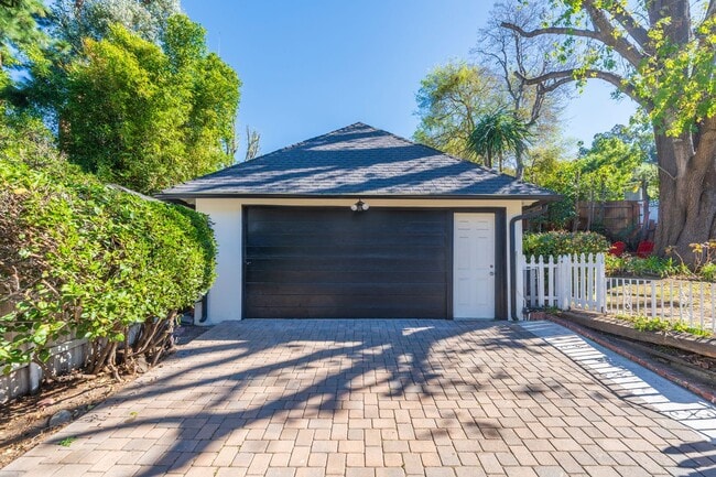 Building Photo - Beautiful Sherman Oaks Home Rental!