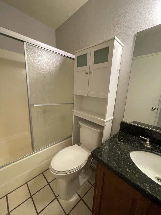 Building Photo - Well Maintained Condo in La Cresenta
